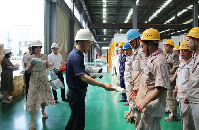 1625795892955464.jpg 炎炎夏日南昌市政遠(yuǎn)大開(kāi)展下產(chǎn)線送清涼活動(dòng)6911.jpg