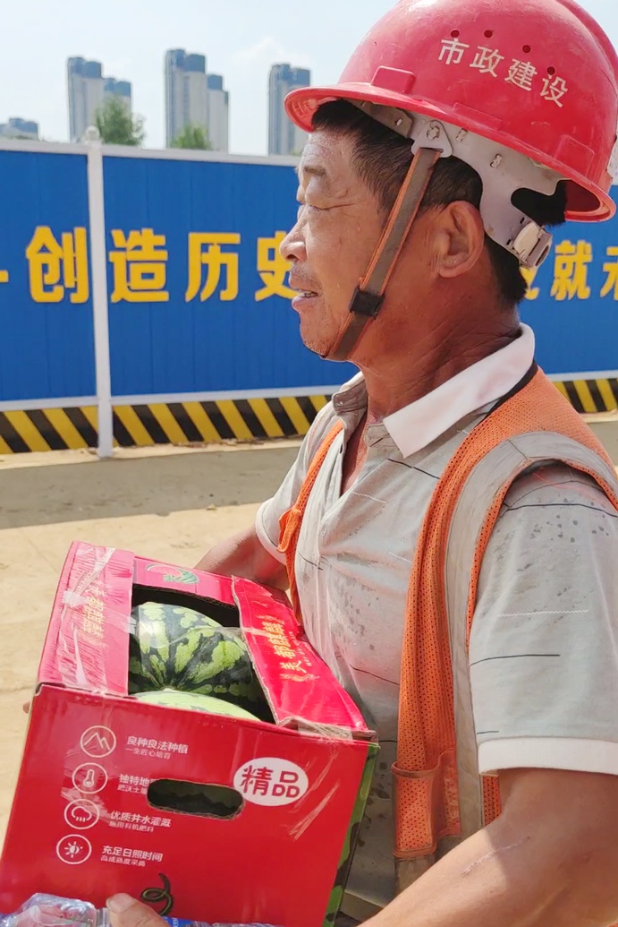 1626397150551233.jpg 南昌市政建設(shè)集團工會組織黨員開展夏日送清涼慰問6913.jpg