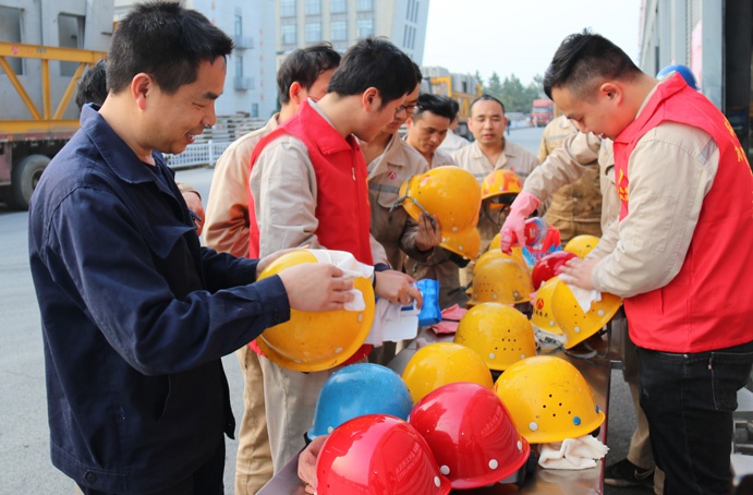 1646624274946055.jpg 南昌市政遠(yuǎn)大團(tuán)支部開(kāi)展“為產(chǎn)線(xiàn)員工清洗安全帽”活動(dòng)6911.jpg