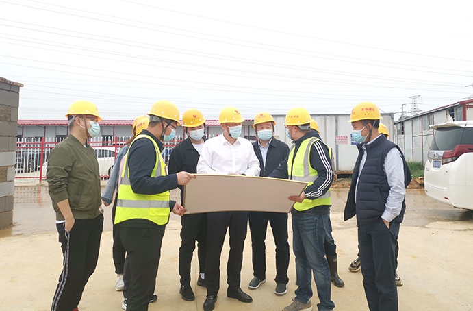 徐旭帶隊深入項目督導假期疫情防控、安全生產工作，看望慰問一線職工03.jpg