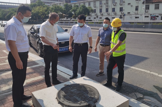 市政公用集團(tuán)副總經(jīng)理郭曉慶來到南昌市窨井蓋專項整治項目開展夏送清涼慰問活動 市政公用集團(tuán)副總經(jīng)理郭曉慶來到南昌市窨井蓋專項整治項目開展夏送清涼慰問活動