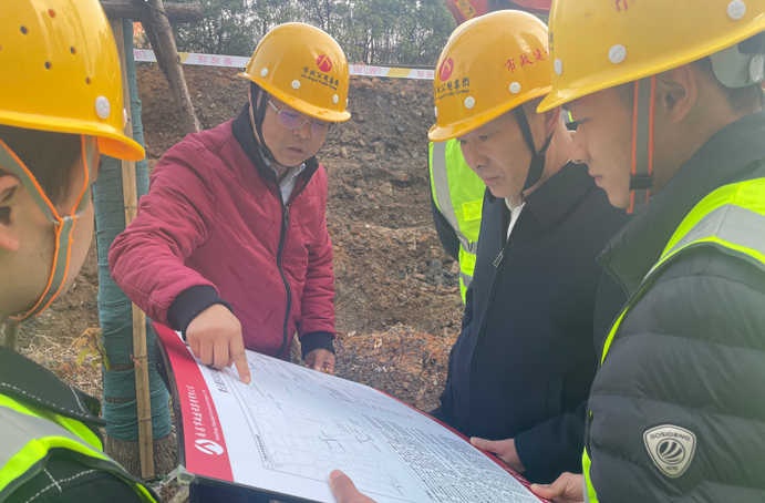 張世東前往青云譜區(qū)舊改安置房周邊道路排水工程項目督導檢查復工復產