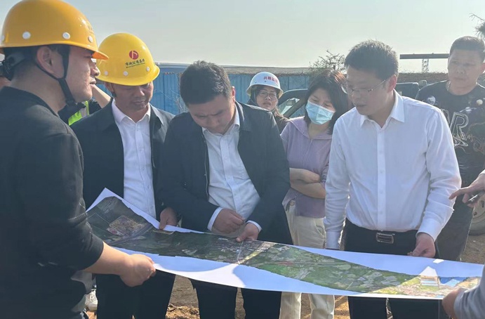 市政公用集團(tuán)劉順保到朱橋東路項(xiàng)目、昌東三路項(xiàng)目、秦坊安置房項(xiàng)目調(diào)研